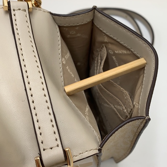 NWT MICHAEL KORS CARMEN SMALL NORTH SOUTH PHONE XBODY LIGHT SAND SIGNATU… - Picture 10 of 15